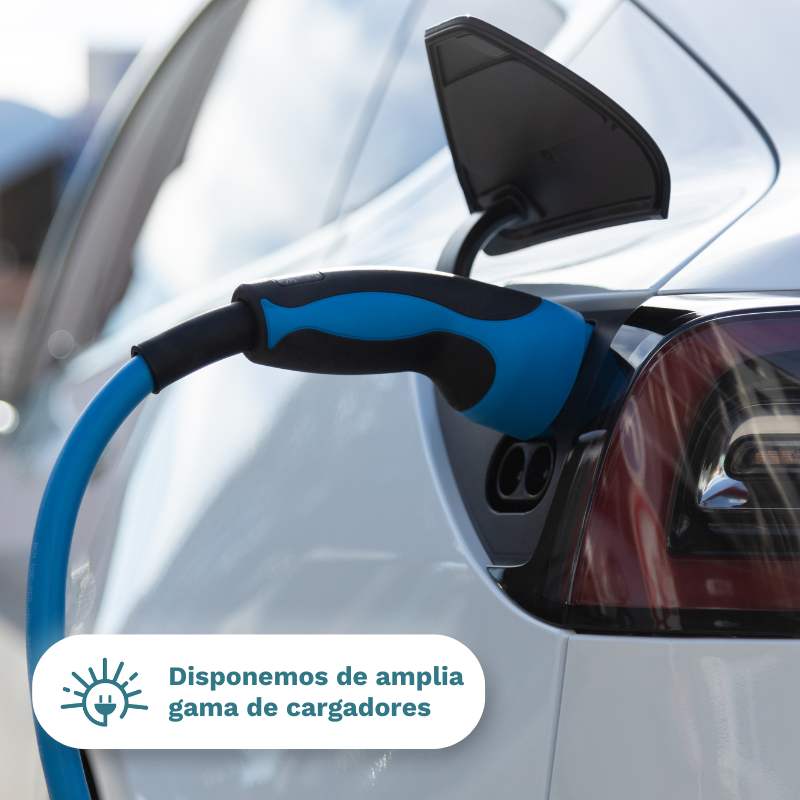 Coche eléctrico blanco cargando gracias a la ayuda del Plan Moves 2025. Contiene la frase "Disponemos de amplia gama de cargacores".